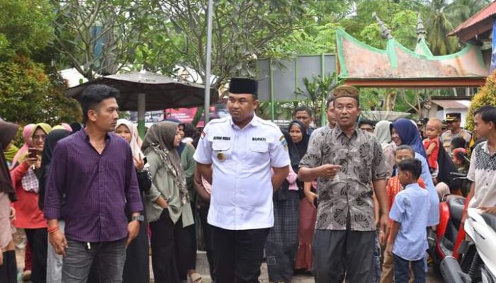 Diserahkan Bupati Sutan Riska, Apkasi dan Dharmasraya Bantu Korban Banjir Bandang Pesisir Selatan