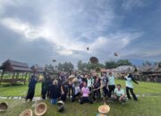 Takjub Suasana Alami Desa Wisata Kubu Gadang, Sekelompok Mahasiswa Asal Malaysia Ikut Menanam Padi ke Sawah