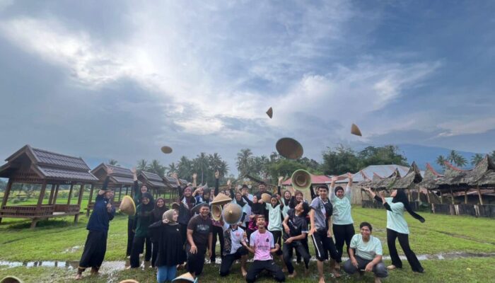 Takjub Suasana Alami Desa Wisata Kubu Gadang, Sekelompok Mahasiswa Asal Malaysia Ikut Menanam Padi ke Sawah
