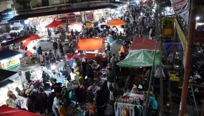 Pasar Pusat Dipadati Pengunjung, Suasana Idul Fitri Mulai Terasa di Padang Panjang