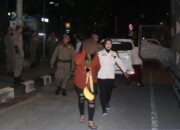 Tak Sadar Kedatangan Petugas, 5 Wanita Nongkrong Larut Malam Digelandang Satpol PP Padang