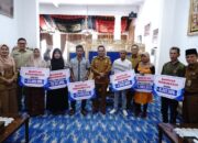 Jamin Kesehatan Warganya, Bupati Tanah Datar Serahkan Bantuan Biaya Berobat Rp153 Juta Lebih