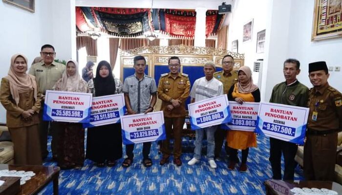 Jamin Kesehatan Warganya, Bupati Tanah Datar Serahkan Bantuan Biaya Berobat Rp153 Juta Lebih