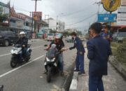 Siswa SMP Hikmah Berbagi Takjil Bagi Pengendara di Padang Panjang