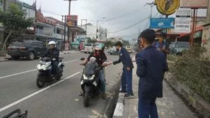 Siswa SMP Hikmah Berbagi Takjil Bagi Pengendara di Padang Panjang
