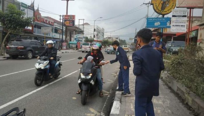 Siswa SMP Hikmah Berbagi Takjil Bagi Pengendara di Padang Panjang