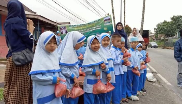 Indahnya Ramadhan! Murid TK Ikut Berbagi Takjil di Padang Panjang