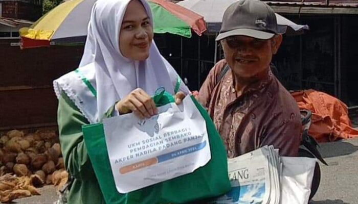 Akper Nabila Padang Panjang Berbagi Sembako Bagi Warga Kurang Mampu