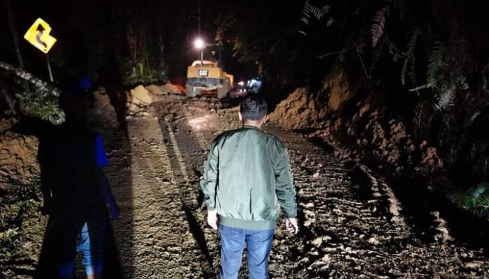 Rawan Longsor, Pemudik Diimbau Hati-hati Melintasi Jalan Kelok Aie Nagari Andaleh Tanah Datar
