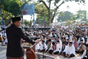 Lebaran Serentak, Shalat Ied Tumpah Ruah di Lapangan Cindua Mato Batusangkar