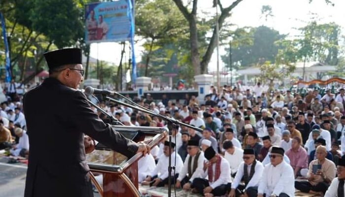 Lebaran Serentak, Shalat Ied Tumpah Ruah di Lapangan Cindua Mato Batusangkar
