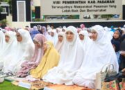 Ribuan Warga Lubuk Sikaping Hadiri Shalat Idul Fitri di Halaman Kantor Bupati Pasaman