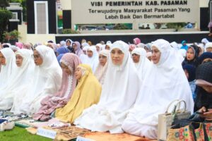 Ribuan Warga Lubuk Sikaping Hadiri Shalat Idul Fitri di Halaman Kantor Bupati Pasaman