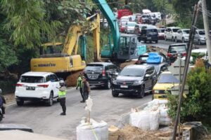 H+3 Lebaran, Jalan Raya Padang- Bukittinggi Padat Merayap di Kelok Hantu Aie Angek