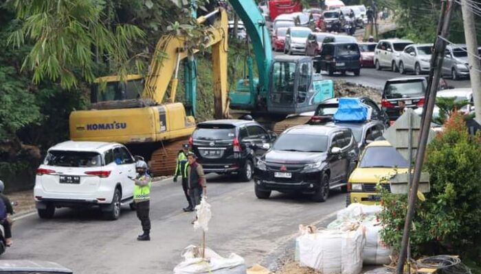 H+3 Lebaran, Jalan Raya Padang- Bukittinggi Padat Merayap di Kelok Hantu Aie Angek