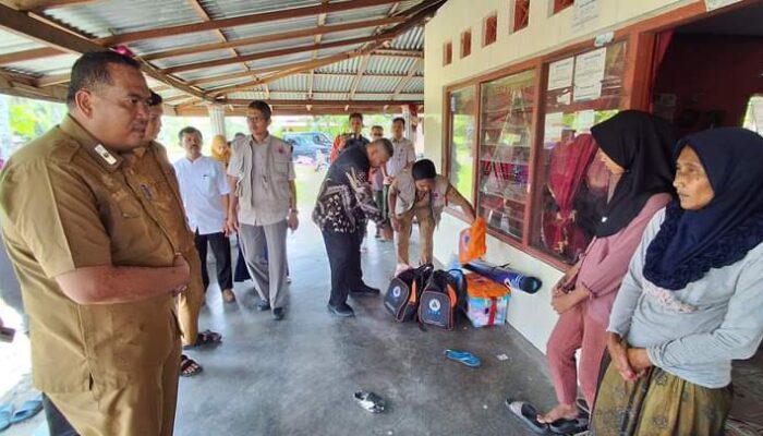 Korban Kebakaran di Desa Punggung Lading Terima Bantuan dari Pemko Pariaman