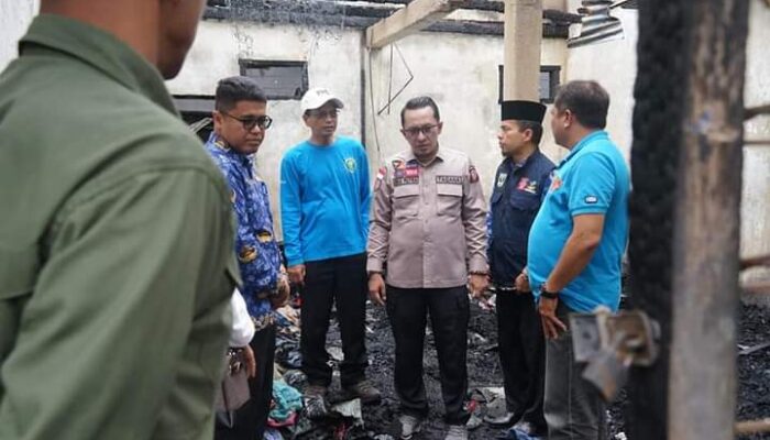 Bupati Tanah Datar Santuni 3 Keluarga Korban Kebakaran Rumah Petak di Limo Kaum