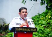 Lebaran Pulang Basamo! Perantau Padang Magek Bantu Perbaiki Rumah Warga Kurang Mampu di Kampung