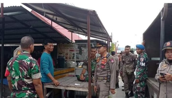 Satpol PP Padang Bongkar Lapak PKL di Jalan Lubeg-Indarung dan Tepi Batang Arau Muaro