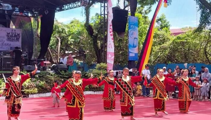 Warna Warni Tarian Nias “Fame’e Afo” Semarakan Rangkaian Penutupan Festival Rakyat Muaro 2024