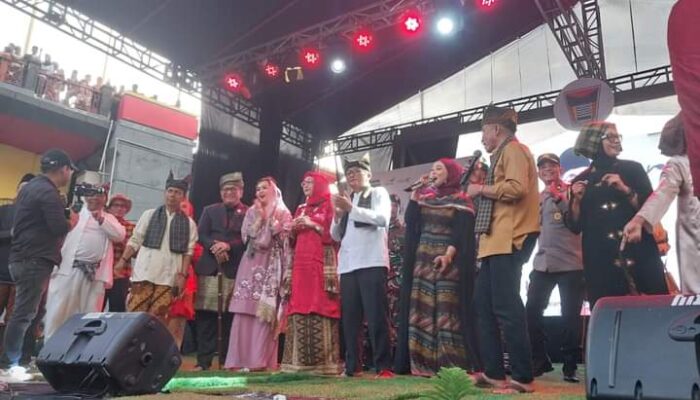 Meriahnya Penutupan Festival Muaro 2024! Drumer Walikota Hendri Septa, Penyanyi Duet Wawako Ekos Albar-Fauzana