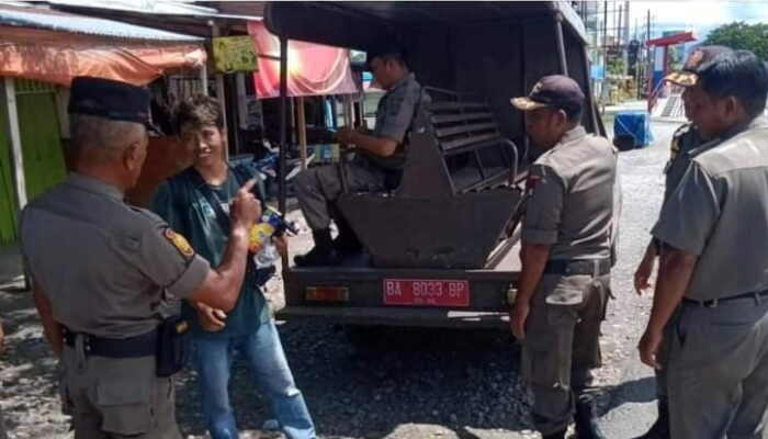Baru Datang di Padang, Pemuda Pedagang Asongan Ini Langsung Diamankan Satpol PP Gegara Tak Tahu Perda Ibukota