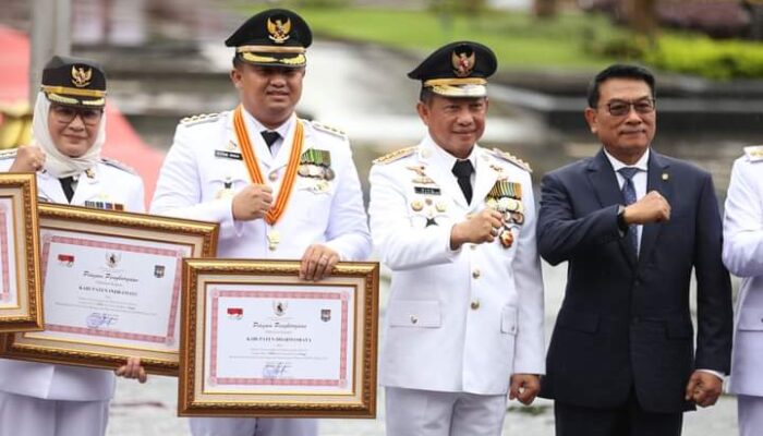 Bupati Sutan Riska Raih Penghargaan Penyelenggaraan Pemerintahan Daerah Terbaik