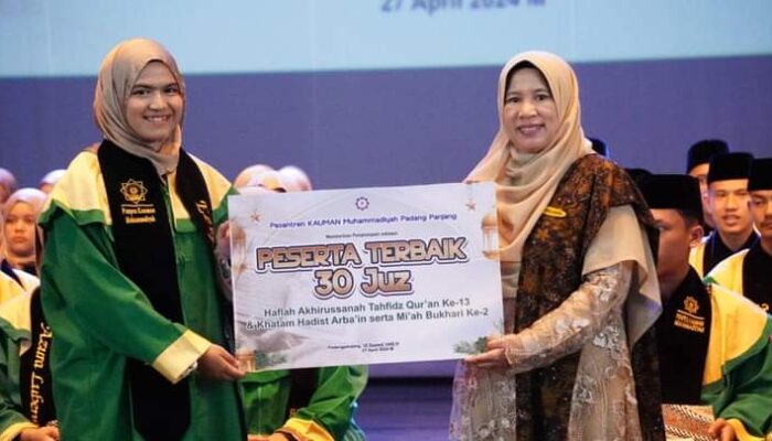 Wisuda Tahfiz Qur’an 30 Juz, Santri Kauman Padang Panjang Wajib Khatam Hadits Arba’in Mi’ah Bukhari
