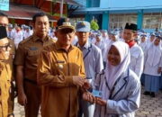 Riang Gembira Siswa SMKN 2 Padang Terima KTP dari Walikota Hendri Septa