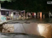BREAKINGNEWS! Jembatan Tanjung Terseret Arus, Jalan Utama Menuju RSUD Padang Panjang Putus Total