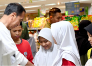Keceriaan Anak Yatim Piatu Belanja Baju Lebaran Bersama Presiden Jokowi