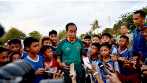 Usai Bermain Bola dengan Anak-anak Gorontalo, Presiden Jokowi: Ayo..! Kita Doakan Timnas Menang