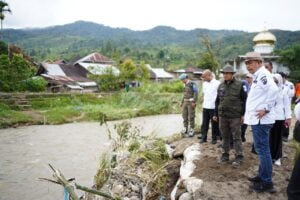 Sigap Bencana, Bupati Epyardi Asda Langsung Siapkan Eskavator Normalisasi Sungai di Lokasi Banjir Nagari Talang Babungo dan Salimpek