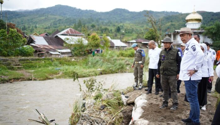 Sigap Bencana, Bupati Epyardi Asda Langsung Siapkan Eskavator Normalisasi Sungai di Lokasi Banjir Nagari Talang Babungo dan Salimpek