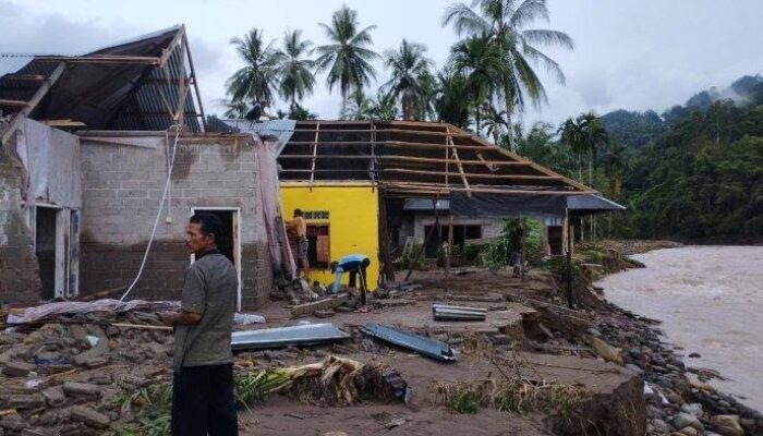 Bupati Rusma Yul Anwar Gratiskan PBB Korban Banjir dan Longsor Pesisir Selatan