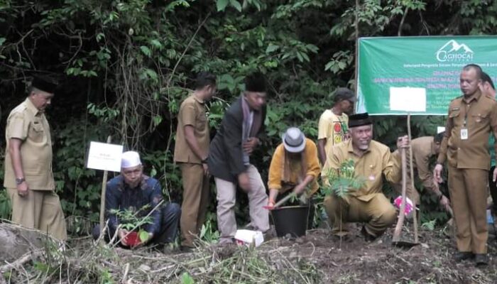 Disaksikan Gubernur, Masyarakat Tinggam Talu dan Silawai Air Bangis Terima SK Hutan Adat dari Bupati Pasaman Barat