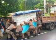 Satpol PP Padang Sikat Gerobak dan Lapak PKL yang Ditinggal di Fasilitas Umum