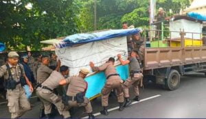 Satpol PP Padang Sikat Gerobak dan Lapak PKL yang Ditinggal di Fasilitas Umum