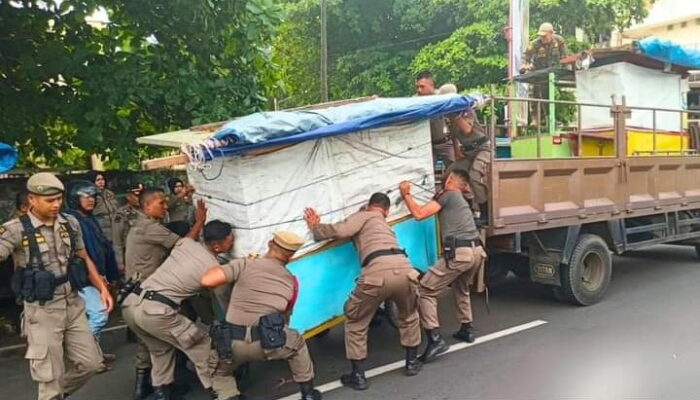 Satpol PP Padang Sikat Gerobak dan Lapak PKL yang Ditinggal di Fasilitas Umum