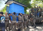 Bangunan Liar dan Gerobak PKL yang Berdiri di Atas Trotoar di Pauh Dibongkar Satpol PP Padang