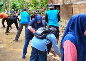 Percepat Pemulihan, ASN Sawahlunto Goro Bergiliran Bantu Rumah Korban Longsor Silungkang