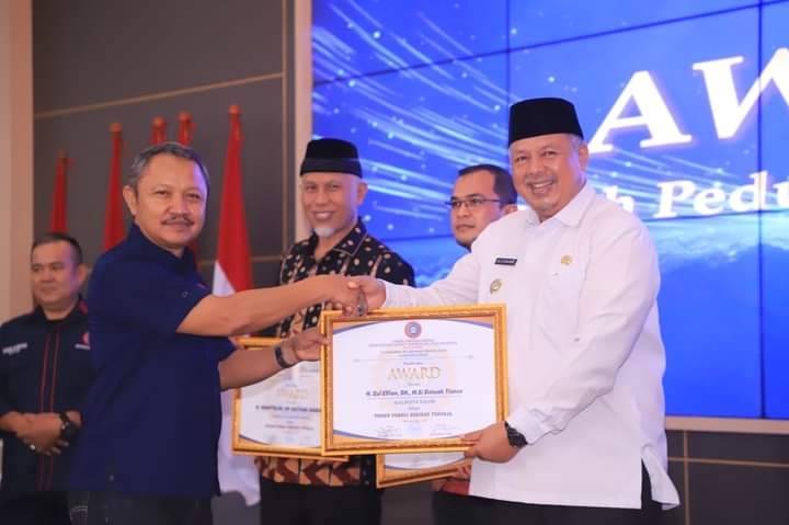 Walikota Solok Terima Penghargaan Tokoh Peduli SPSI Awards 2024