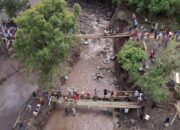 Nagari Sungai Jambu Terisolir Dihantam Galodo, Masyarakat Bersama Aparat Bangun Jembatan Darurat
