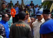 Pulang Kunjungan Luar Negeri, Prabowo Subianto Langsung ke Sumbar Serahkan 20 Ton Beras untuk Korban Galodo 