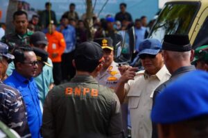 Pulang Kunjungan Luar Negeri, Prabowo Subianto Langsung ke Sumbar Serahkan 20 Ton Beras untuk Korban Galodo