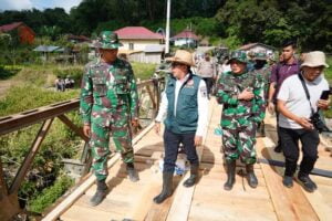 Satu Jembatan Bailley Selesai, Bupati Tanah Datar Langsung Kunjungi  Pengungsi di Jorong Aie Mancua