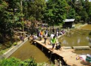 Sepekan Pasca-Galodo, Warga Padang Panjang Bersama TNI/Polri Sibuk Bangun Jembatan Darurat