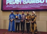 Pisah Sambut Wako-Wawako Padang, Hendri Septa-Ekos Albar Terima Pin Emas