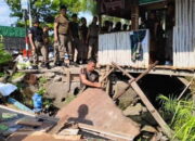 Pos Kamling Disalahfungsikan, Pol PP Padang Bongkar Bangunan Liar di Atas Drainase