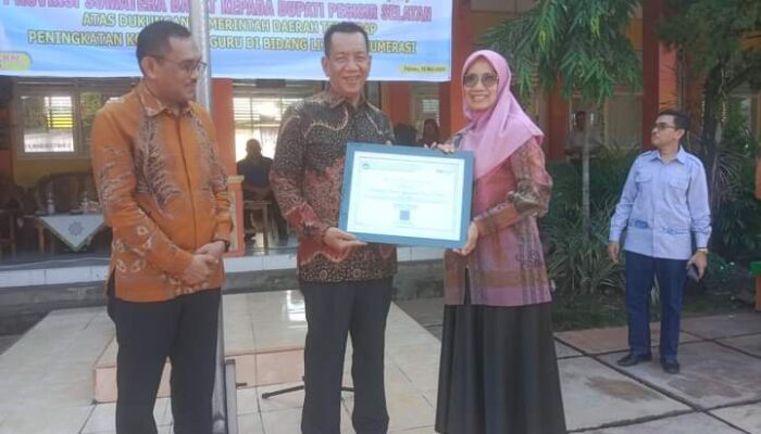 Rapor Pendidikan Naik 18 Poin, Pemkab Pesisir Selatan Terima Penghargaan Kemendikbud-Ristek